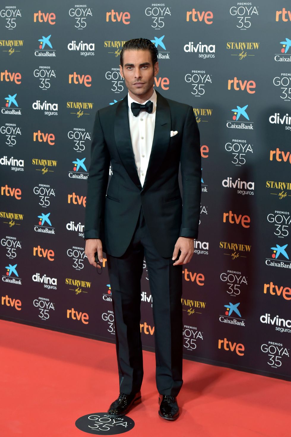 UN DANDI OBLIGADO A IMPROVISAR. Con traje de Tom Ford y reloj de Bvlgari el modelo y actor Jon Kortajarena contó que tuvo que usar el esmoquin de repuesto que tenía porque no llegó a tiempo el traje que esperaba. Aún así, pese al contratiempo, lució impecable como siempre aunque no se saliera de guión.