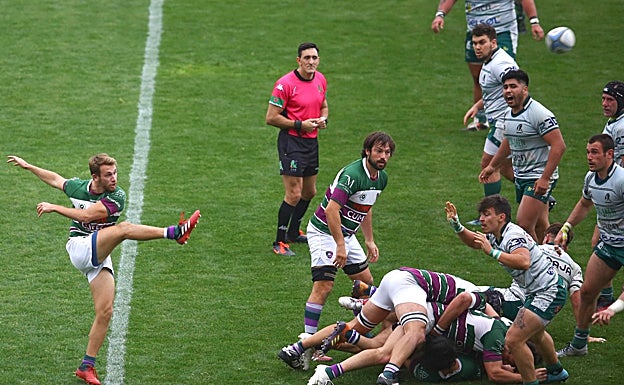 Imagen principal - El partido dejó imágenes muy espectaculares en el Estadio de Atletismo. 