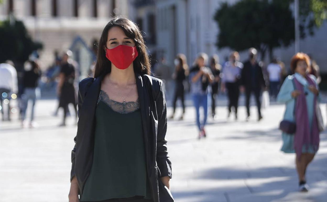 Marina Parés, en calle Alcazabilla, tras un pase en el Albéniz de su película 'Ane'. 