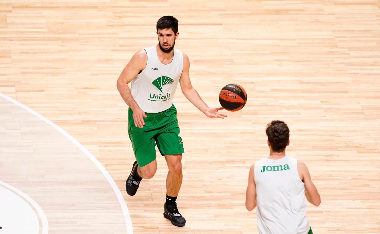 Bouteille y Pablo Sánchez, durante un entrenamiento en el Palacio de los Deportes. 