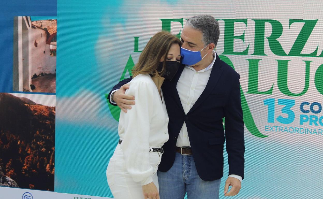Patricia Navarro y Elías Bendodo, durante el congreso provincial de este domingo.