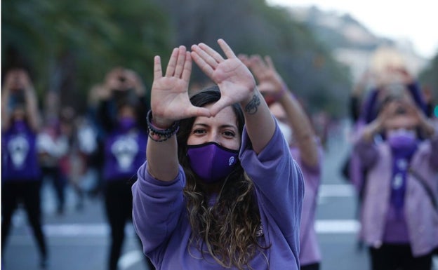 Una de las integrantes de la Plataforma 8 de marzo Málaga, durante el baile feminista que ha tenido lugar por la tarde