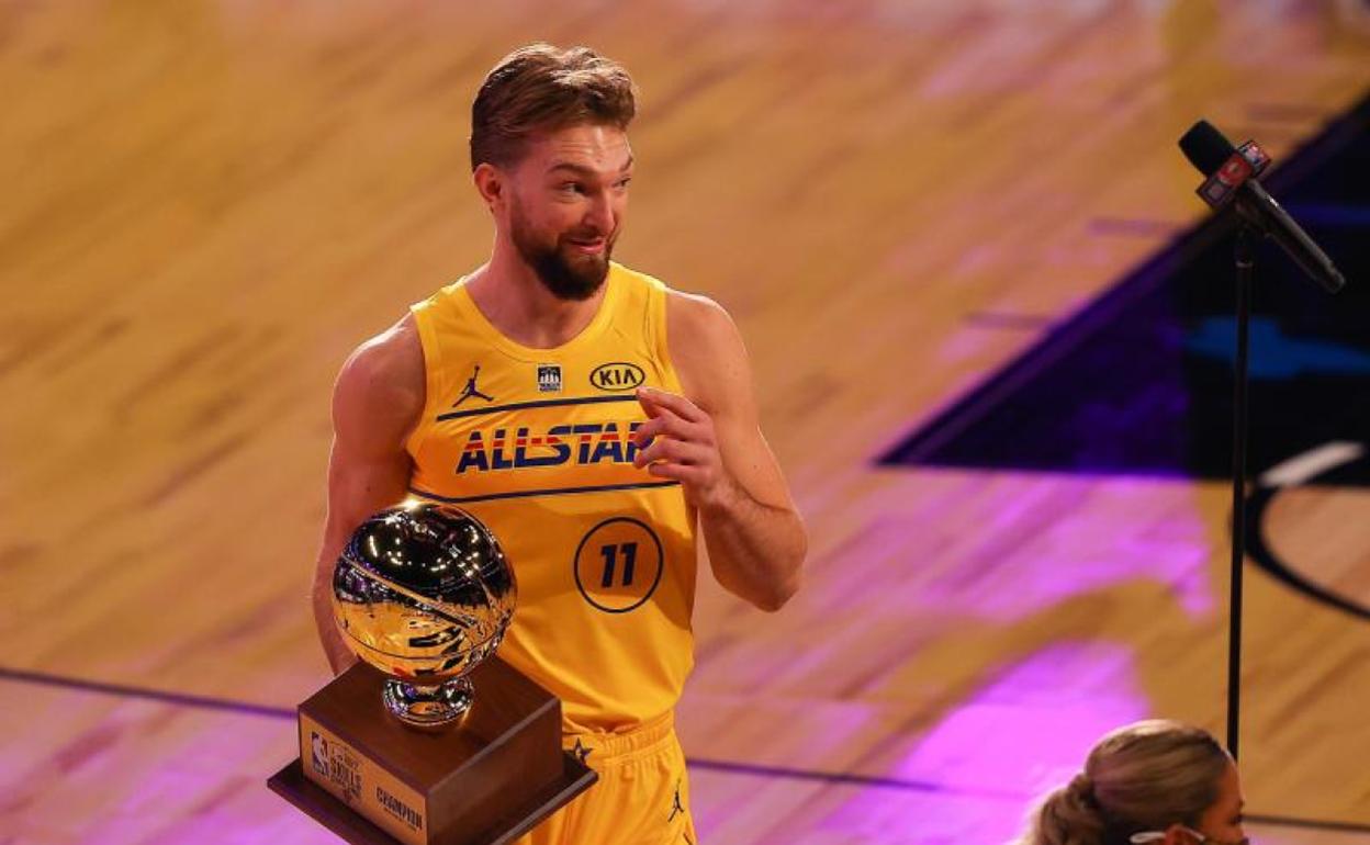 Domantas Sabonis, con el trofeo de campeón del concurso de habilidades del All-Star de la NBA. 