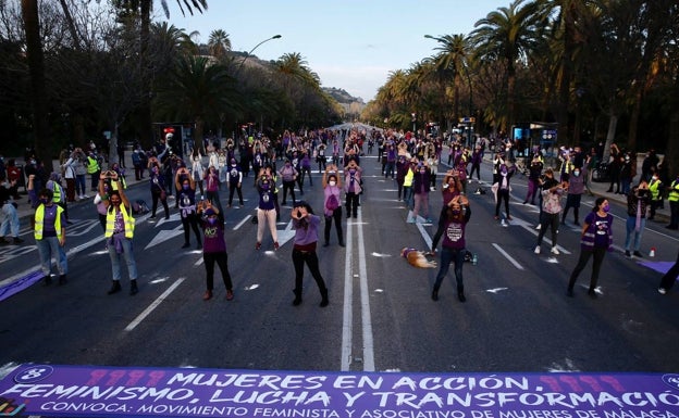 Imagen principal - Arriba, vista del baile feminista en el Parque de Málaga. Abajo, a la izquierda, marcha que se registró por la mañana en el centro histórico. Al lado, acto en el sindicato de UGT