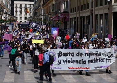 Imagen secundaria 1 - Arriba, vista del baile feminista en el Parque de Málaga. Abajo, a la izquierda, marcha que se registró por la mañana en el centro histórico. Al lado, acto en el sindicato de UGT