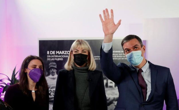 La ministra Irene Montero, la actriz Daniela Santiago, y el presidente Pedro Sánchez, en el acto institucional del Día de la Mujer 