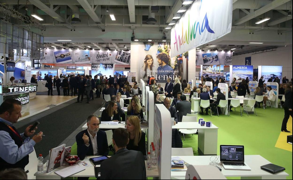 Mesas de trabajo en el expositor de Andalucía en la última edición presencial de la ITB de Berlín. 