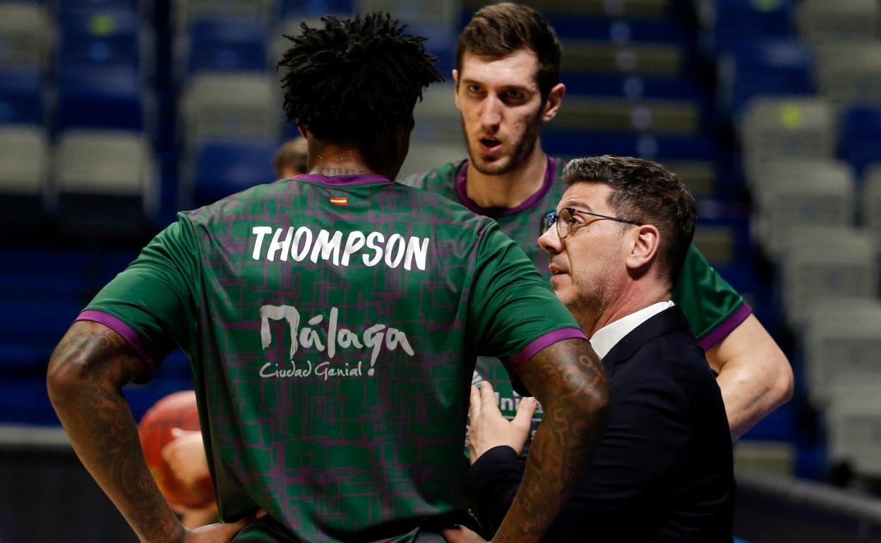 Katsikaris da instrucciones a Thompson y Guerrero durante un entrenamiento. 