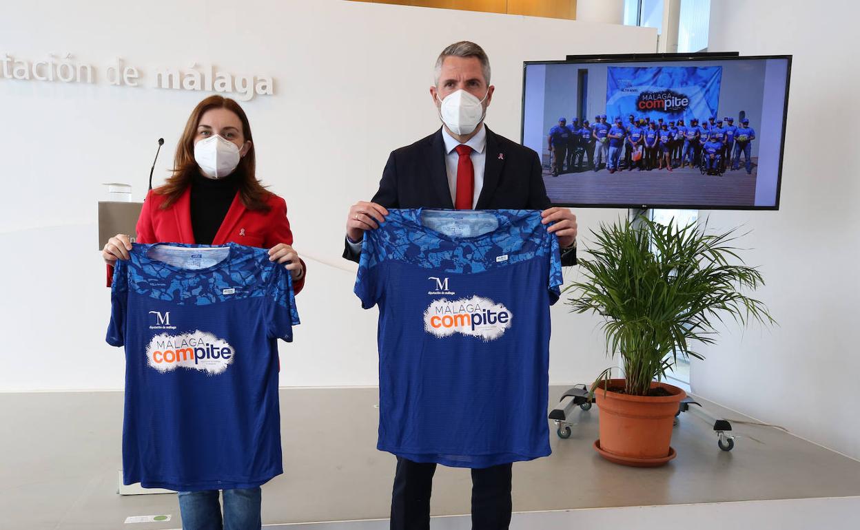 El vicepresidente de la Diputación, Juan Carlos Maldonado, con una camiseta alusiva, en la presentación del plan. 