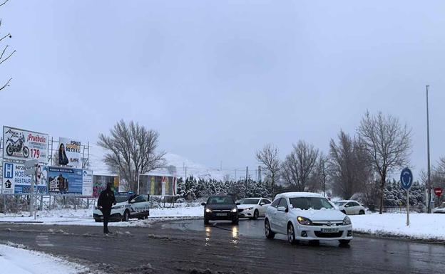 La nevada causó problemas este lunes en los accesos a Burgos capital.