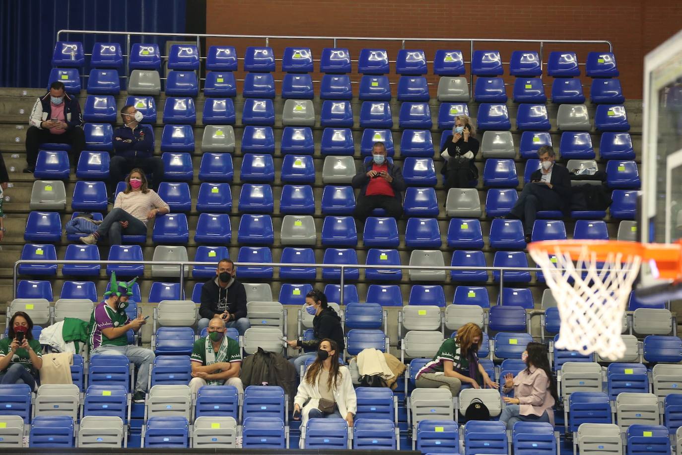 Aficionados en el Carpena después de cuatro meses y medio.