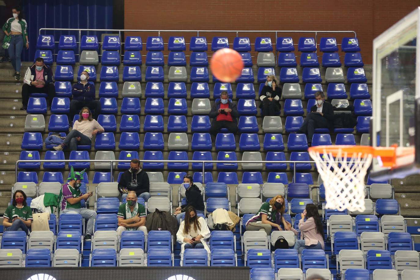 Aficionados en el Carpena después de cuatro meses y medio.