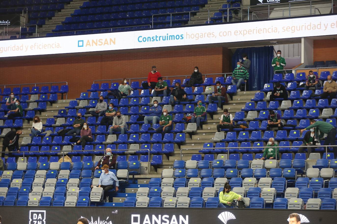 Aficionados en el Carpena después de cuatro meses y medio.