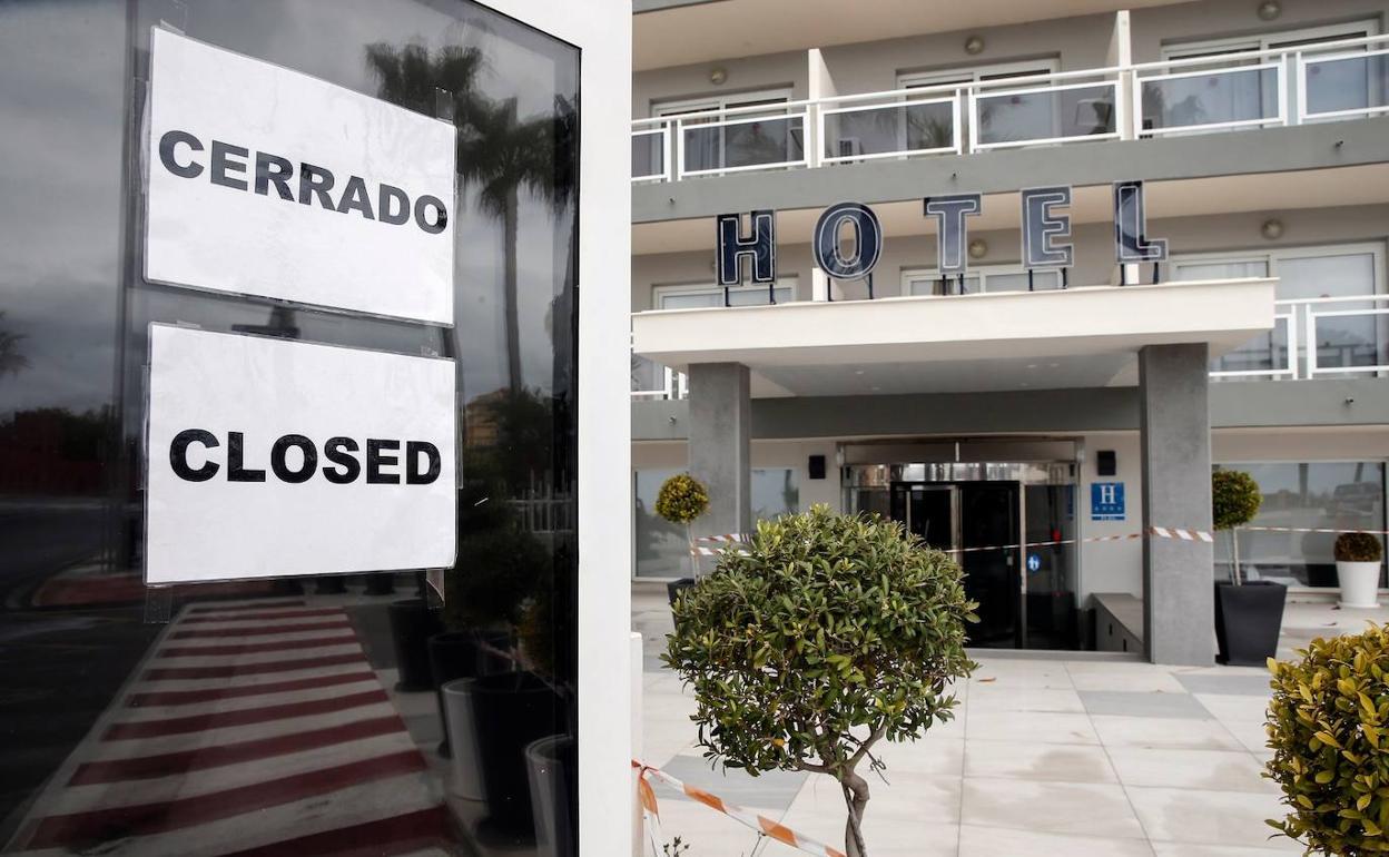 Hotel cerrado en la Costa del Sol. 