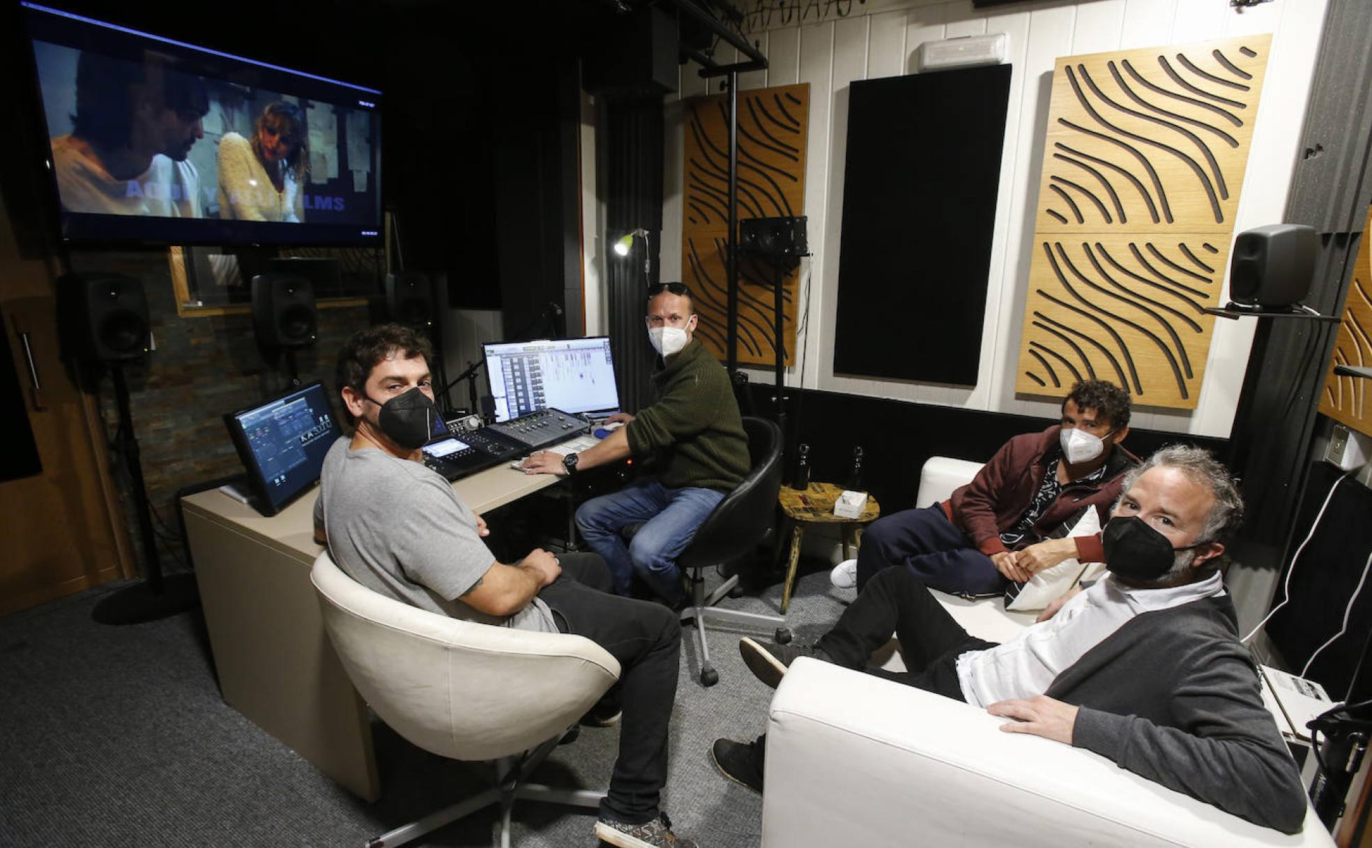 Luis Jiménez, Antonio Sánchez, Pedro Hernández y José Corral, ultimando la mezcla de audio en Malaka Sound. 