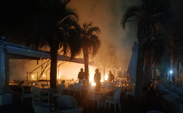 Incendio en el Palmeral de las Sorpresas. 