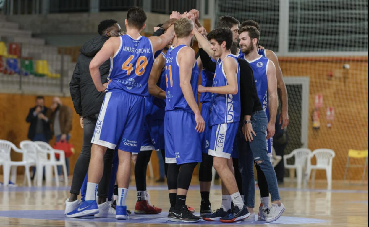 Los jugadores del Marbella celebran un triunfo esta temporada. 