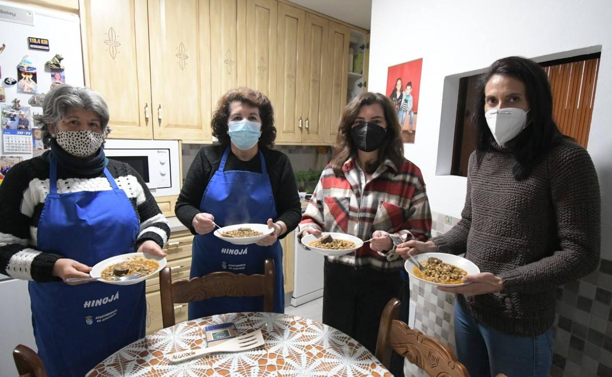 Mujeres muestran un potaje de hinojos. 
