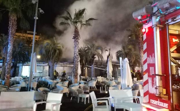 Imagen principal - Un incendio calcina la terraza de un bar del Palmeral de las Sorpresas