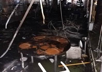 Imagen secundaria 1 - Un incendio calcina la terraza de un bar del Palmeral de las Sorpresas