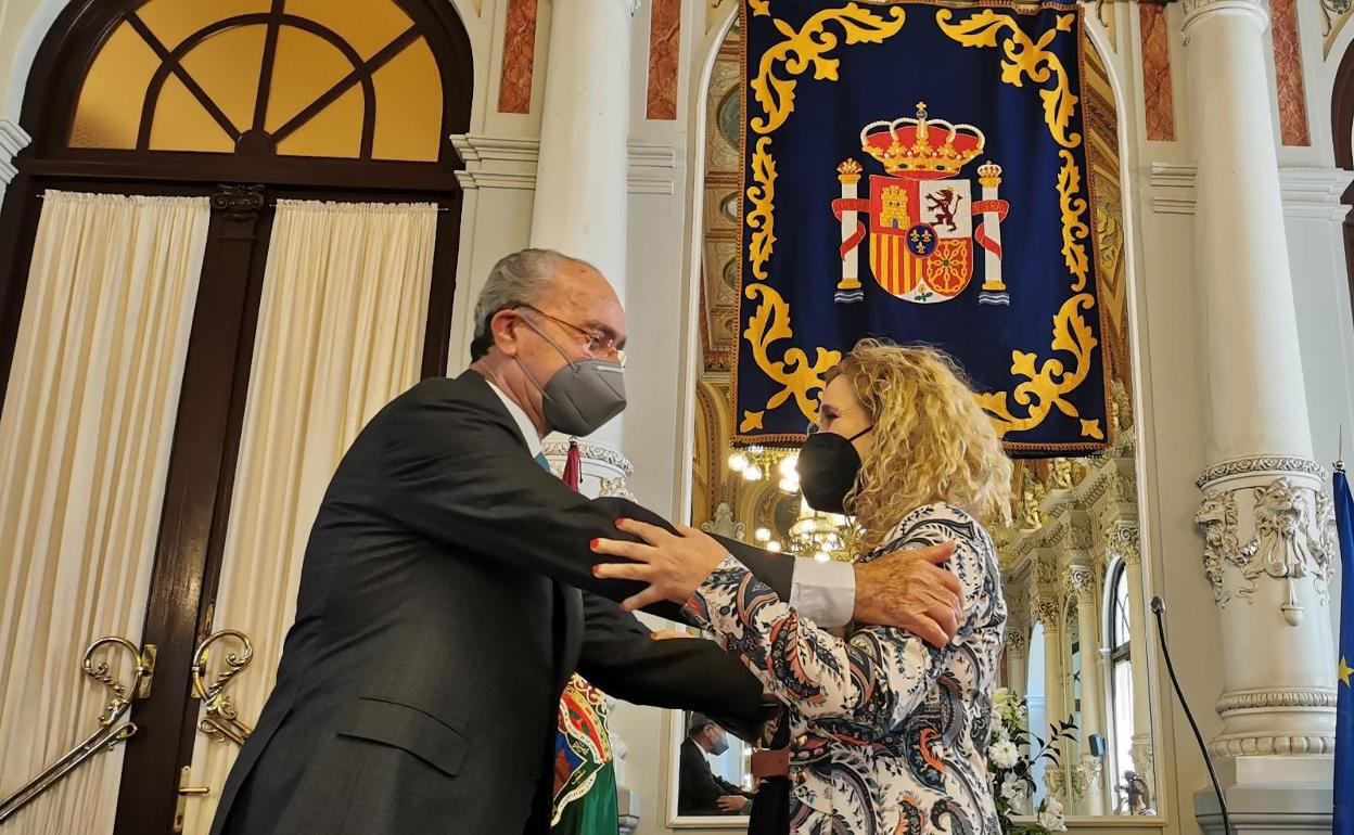 De la Torre da la enhorabuena a Ramos tras su toma de posesión en el salón de los Espejos.