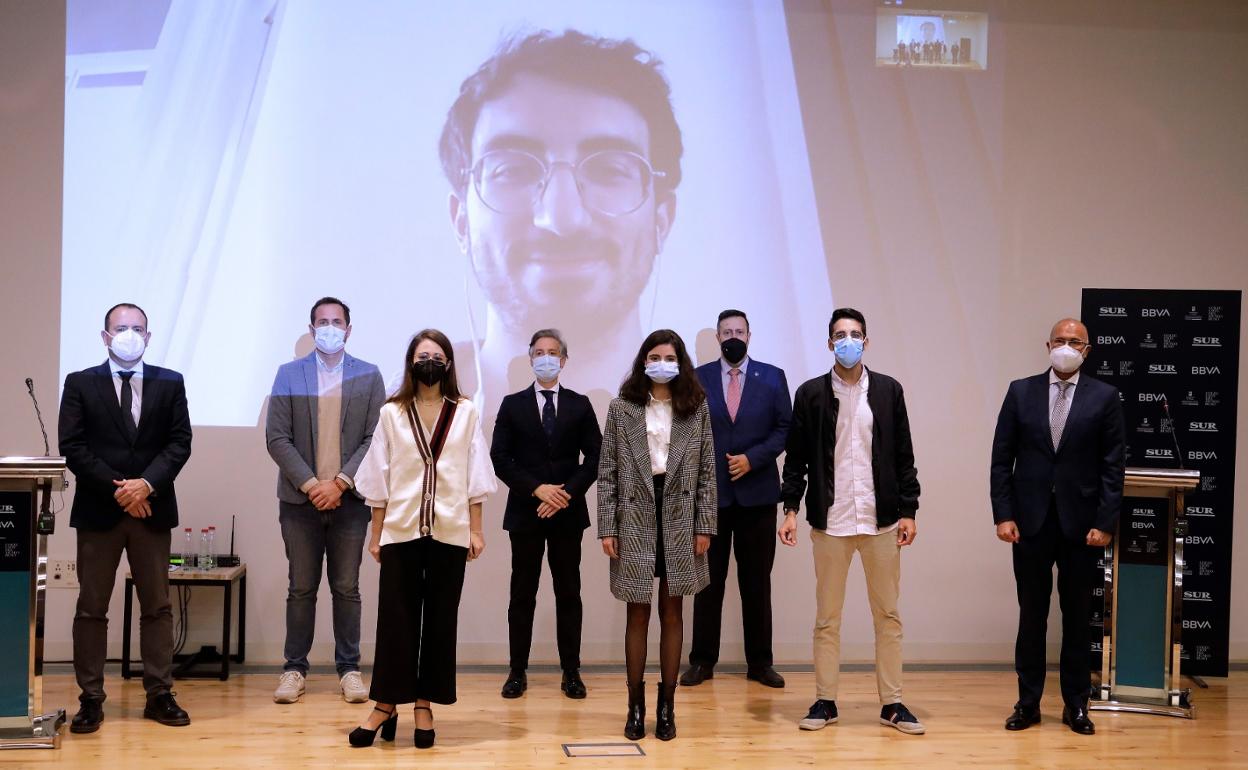 Los premiados, con los organizadores, patrocinadores y autoridades, durante la entrega de los premios, en el auditorio del Museo Ruso.