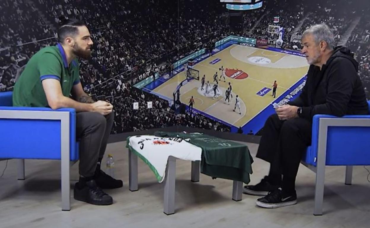 Francis y Paco Alonso, durante la charla que mantuvieron. 