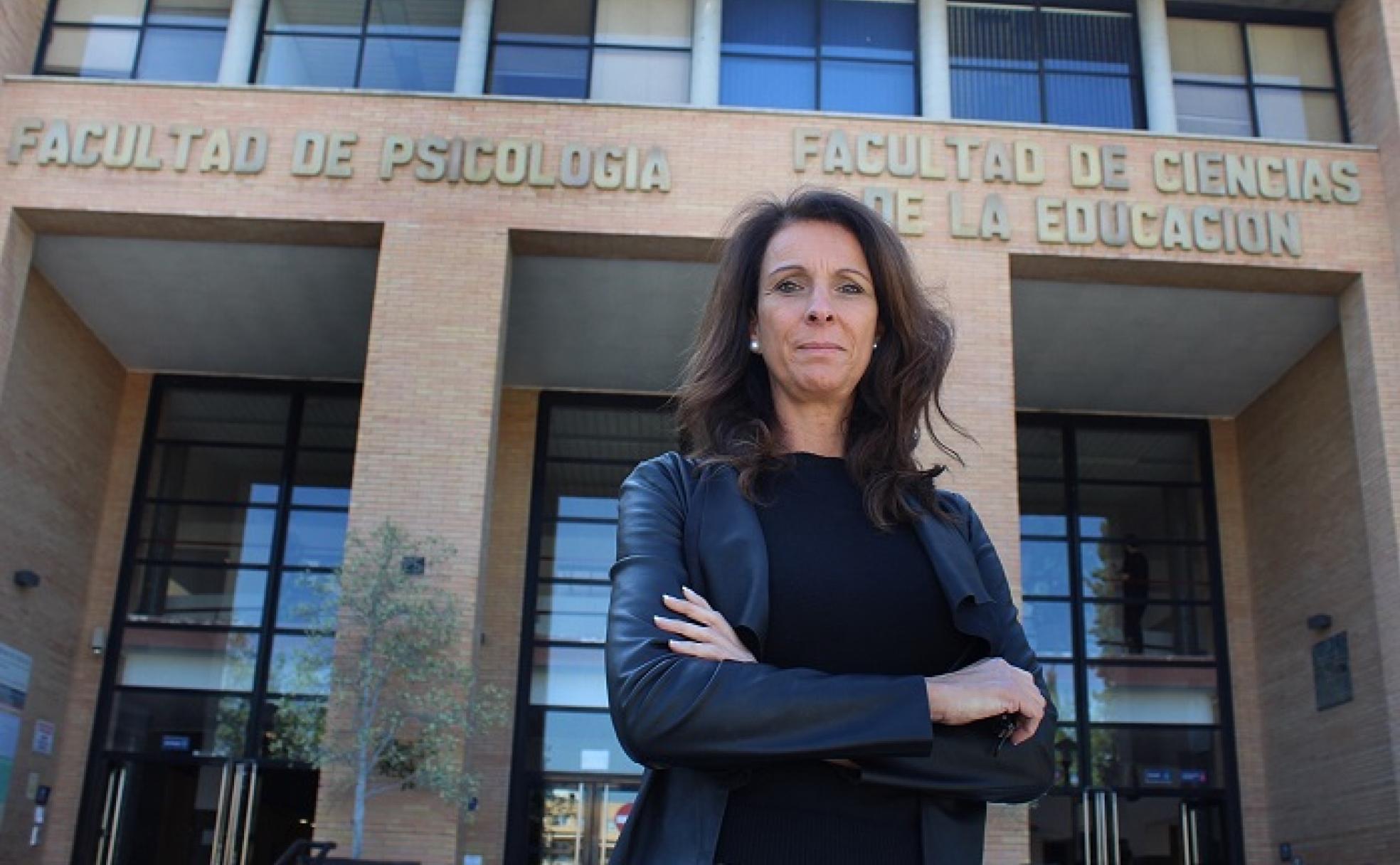 Mariela Checa posa para la entrevista, en la entrada de la Facultad de Psicología de la Universidad de Málaga. 