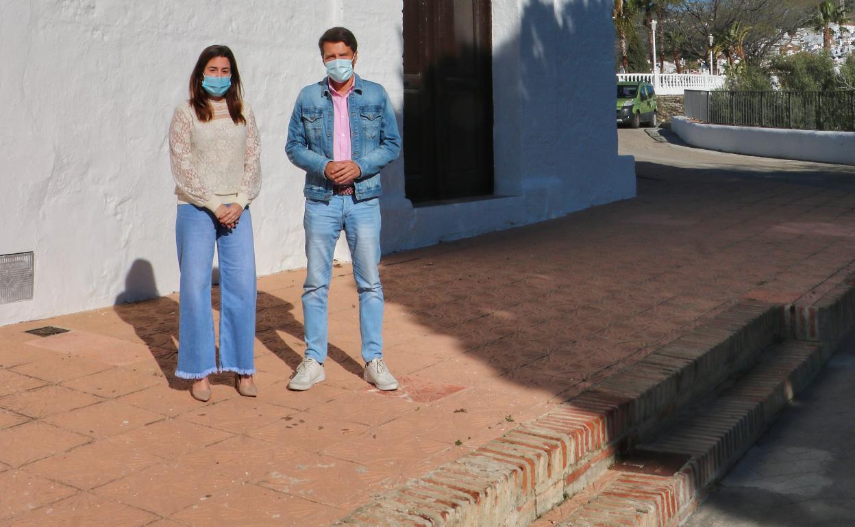 El alcalde de Torrox, Óscar Medina, y la concejala de Patrimonio, María de los Ángeles, este viernes en el Convento. 
