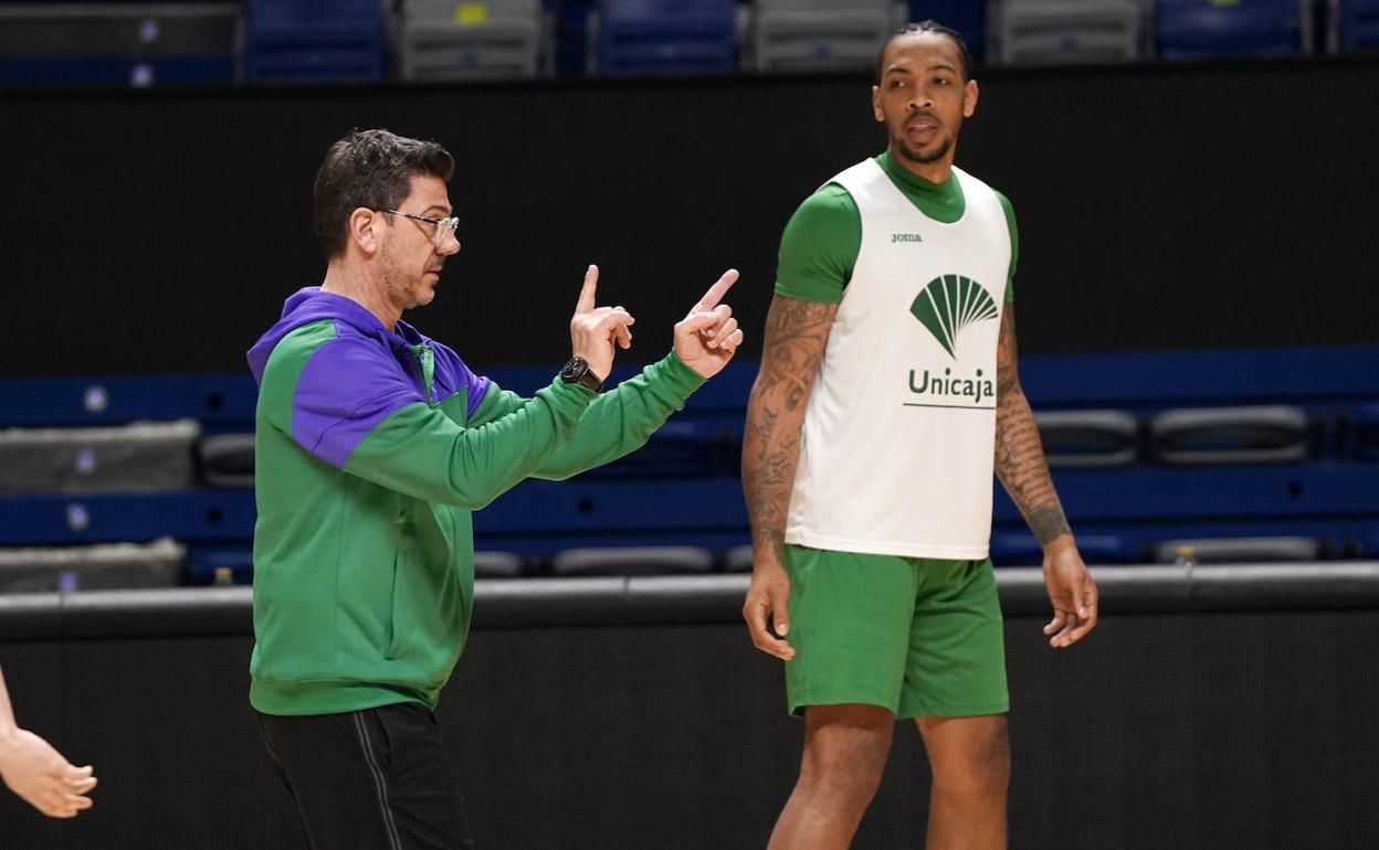 Katsikaris, en un entrenamiento reciente ante la mirada de Malcom Thomas.