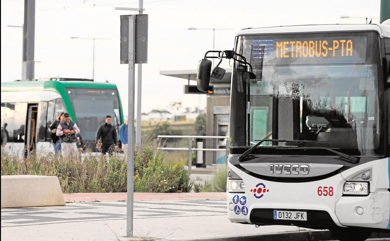 Un autobús de la EMT del servicio de metrobús al PTA, que actualmente está suspendido. 