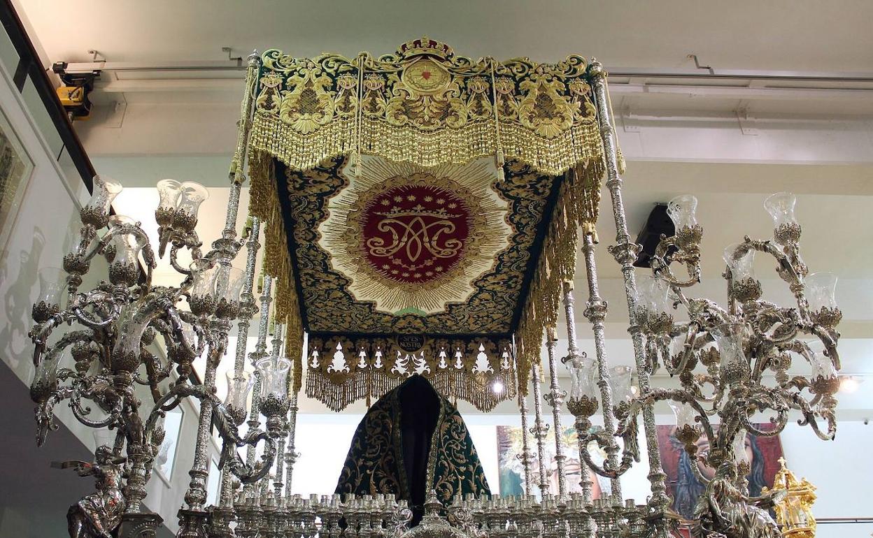 La gloria del techo del palio está bordada sobre terciopelo burdeos. 