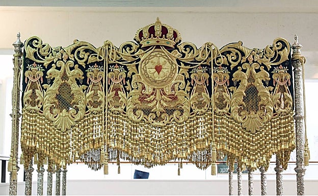 Detalle de la bambalina frontal, en la que figura el escudo de la cofradía. 