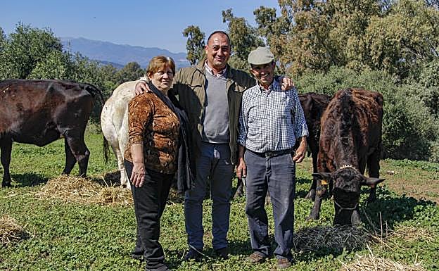 Juan Becerra, en el centro, sigue con la misma tradición que sus padres, Francisca y Sebastián