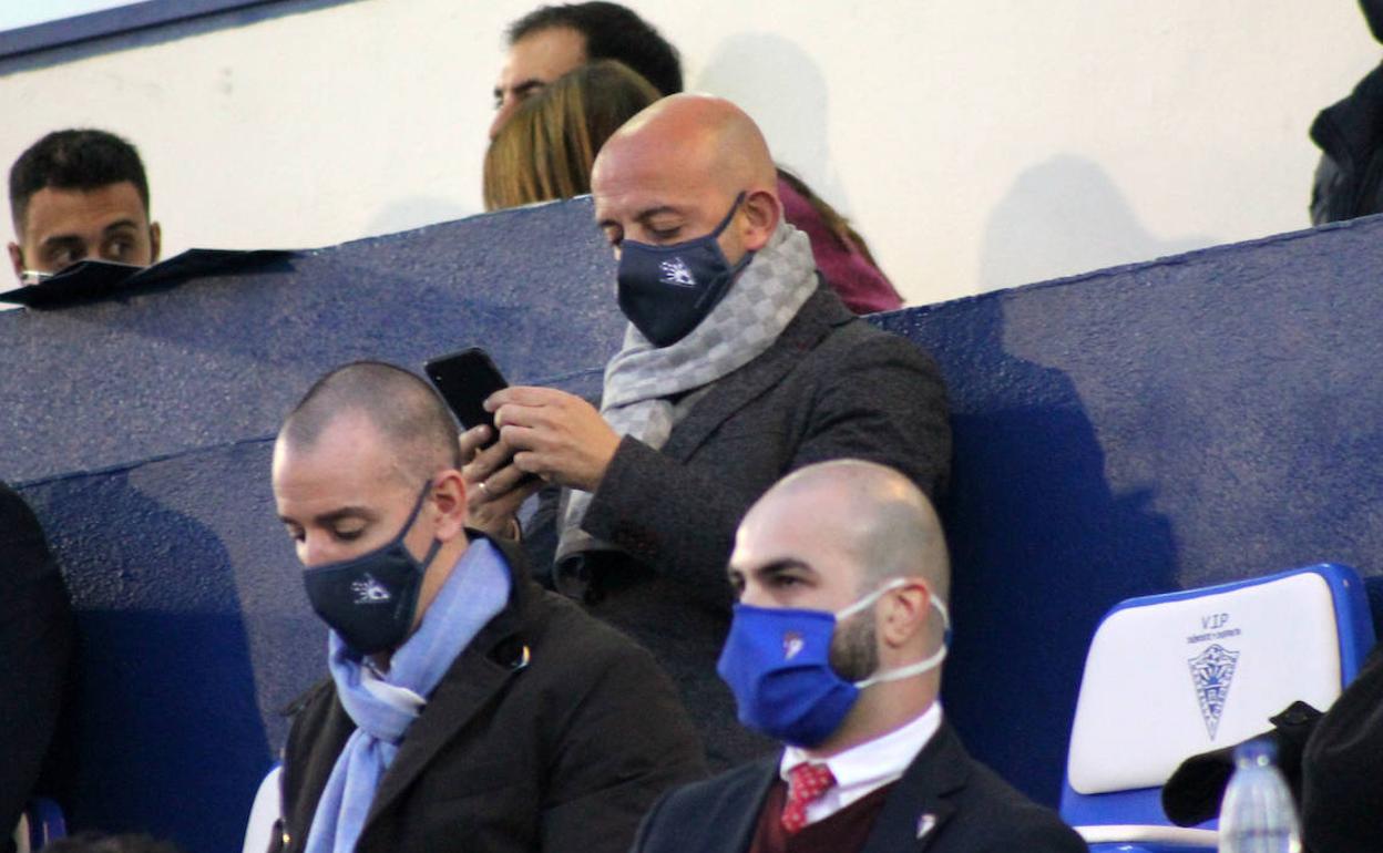 Óscar Ribot, líder del proyecto del Marbella, consulta el móvil en el palco.