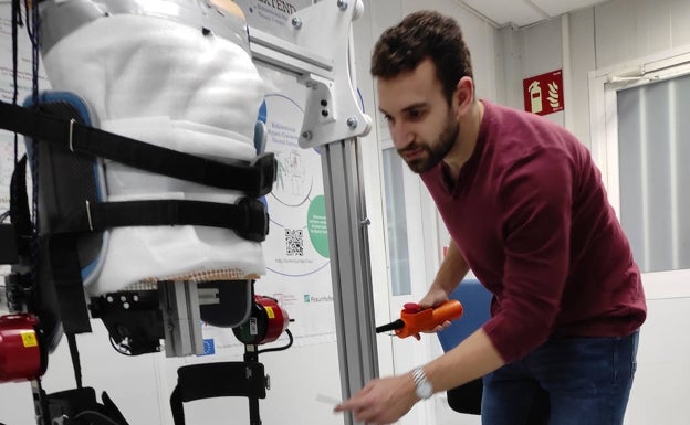 José Rodríguez, con un exoesqueleto en el laboratorio.