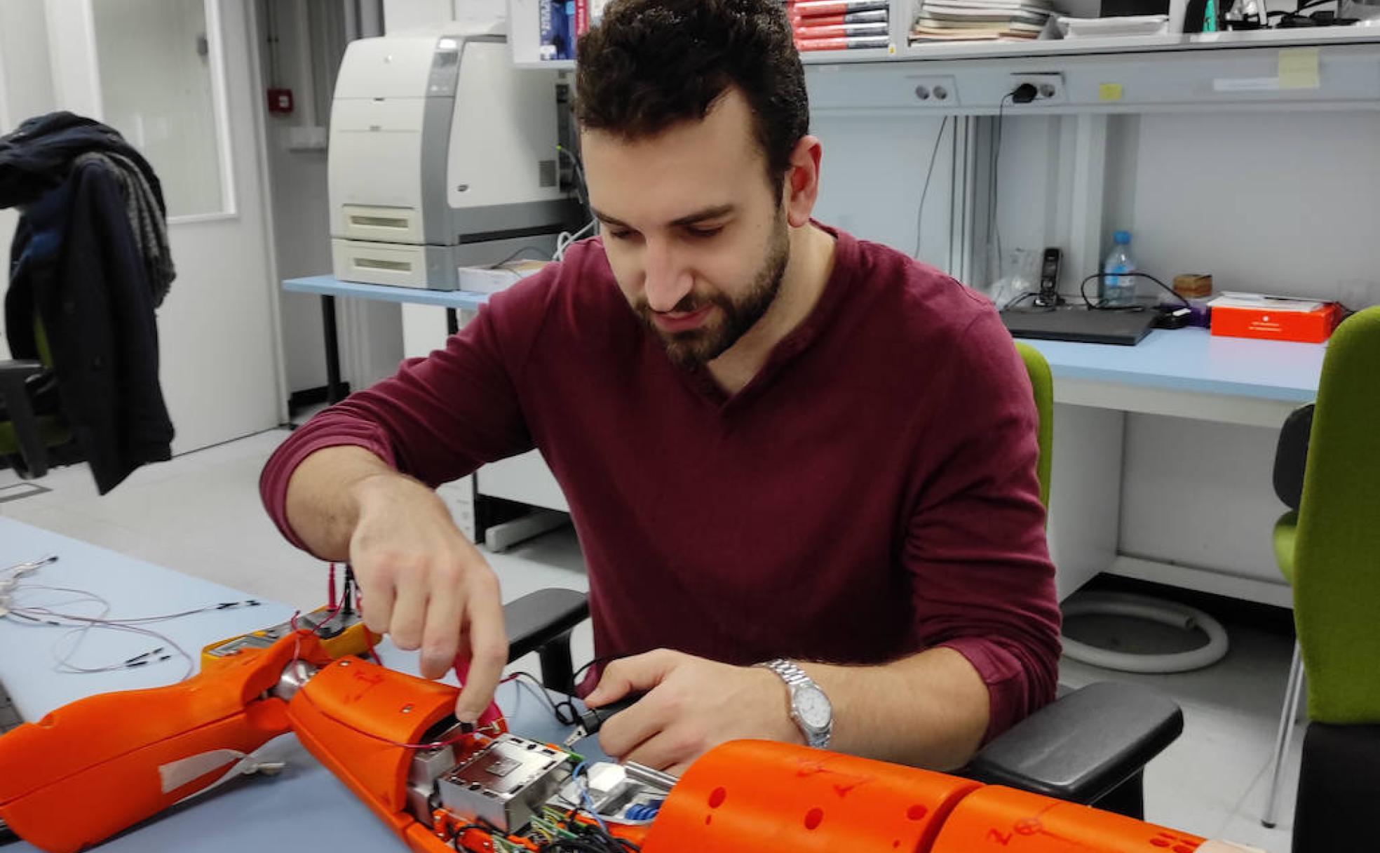 José Rodríguez trabaja con una pierna robótica en un laboratorio de su Máster en la Universidad Politecnica de Madrid. 