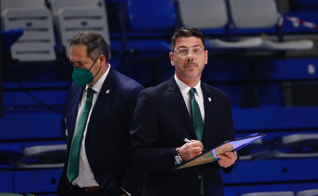 Katsikaris observa al rival y prepara el comienzo del partido ante el Gran Canaria. 