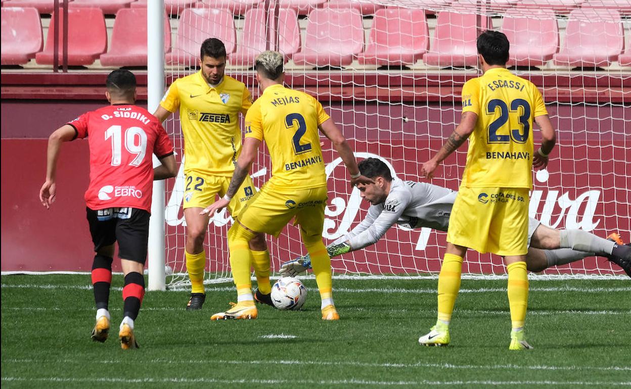 Lo defensas del Málaga, Alexander y Mejías, durante el partido contra el Logroñés.