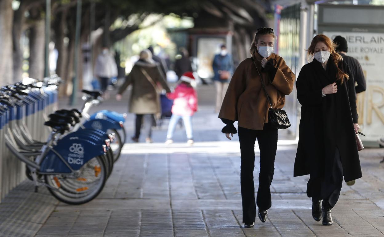 Personas caminan con abrigos el pasado invierno en Málaga. 