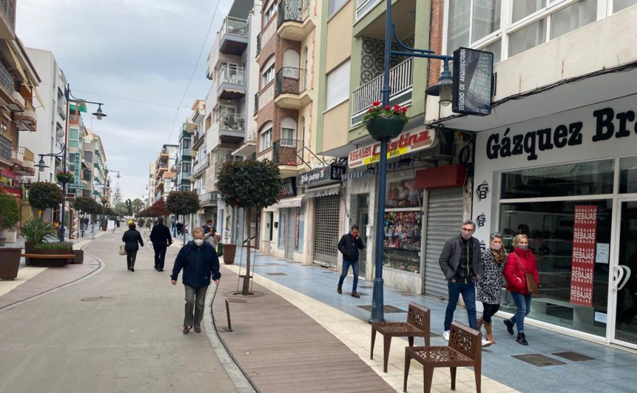 La céntrica calle del Mar de Torre del Mar, en una imagen del pasado mes de enero. 