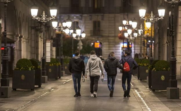 Jóvenes caminan por las calles de Granada