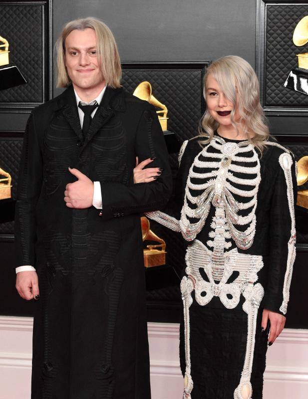Phoebe Bridgers: La nominada a cuatro premios fue de las más rompedoras apostando por un original vestido de esqueleto firmado por Thom Browne. Demasiado Halloween. Eso sí, flashes acaparó.