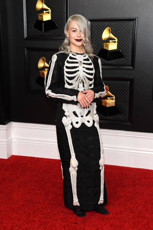 Phoebe Bridgers: La nominada a cuatro premios fue de las más rompedoras apostando por un original vestido de esqueleto firmado por Thom Browne. Demasiado Halloween. Eso sí, flashes acaparó.