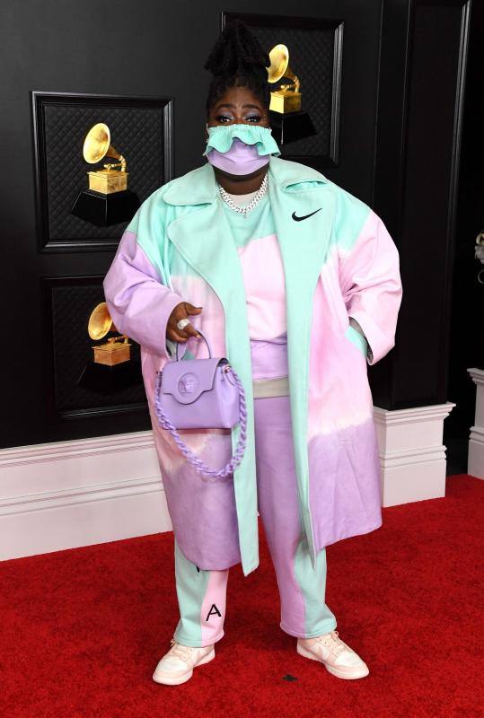 Chika con un tres piezas chandalero en tonos pasteles con mascarilla y bolso, todo a juego, de Nike. La pandemia ha hecho estragos en los looks 'comfy' pero los Grammy no eran la cita apropiada para este estilo.