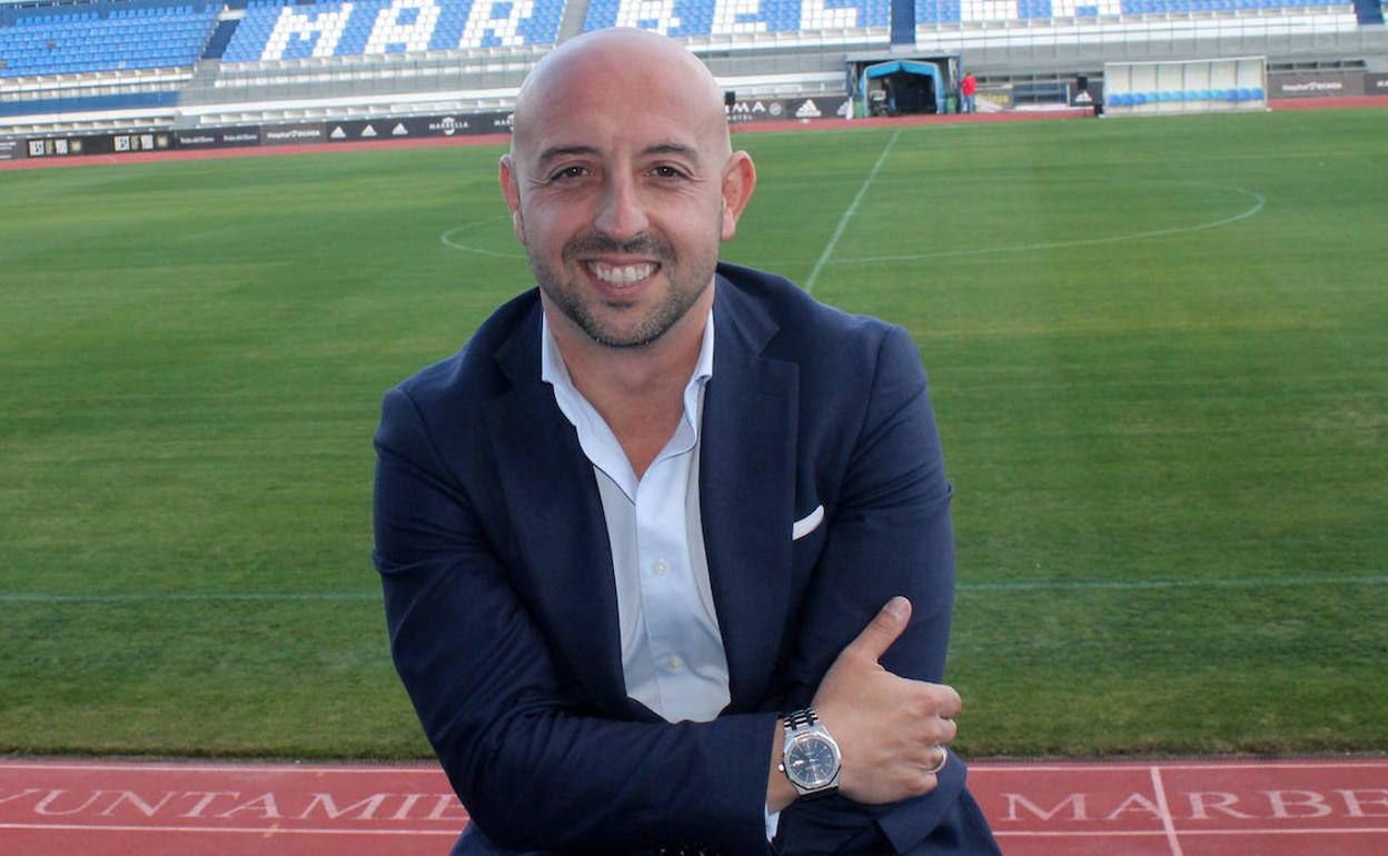 El director general del club, Óscar Ribot, en el estadio marbellí.