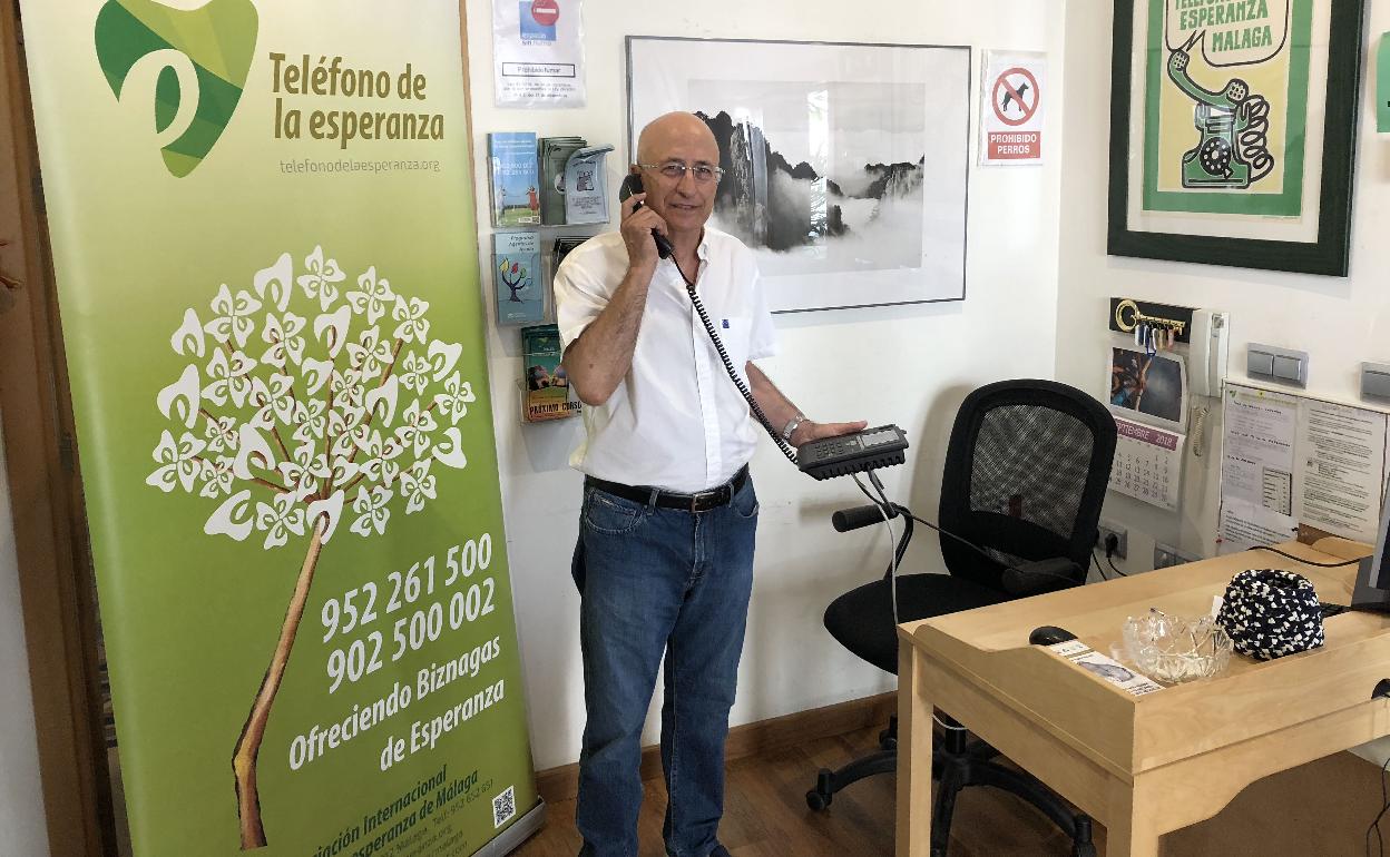 Una imagen de archivo tomada en la sede del Teléfono de la Esperanza en Málaga. 