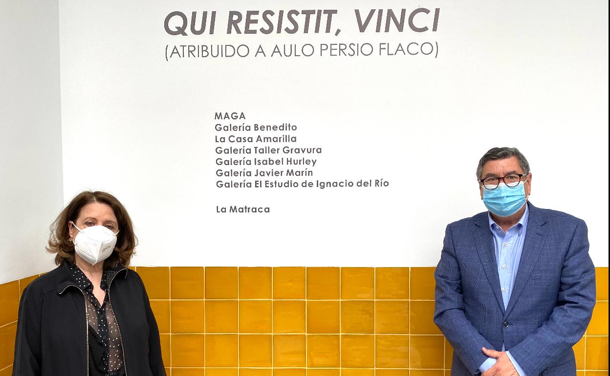 La directora del CAC de Vélez-Málaga, Mariluz Reguero, y el alcalde, Antonio Moreno Ferrer, este martes. 
