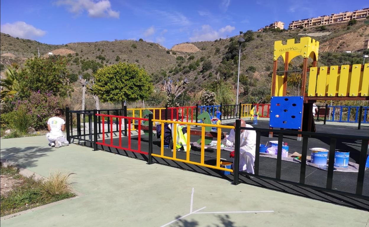 Trabajos de preparación en una de los parques infantiles. 