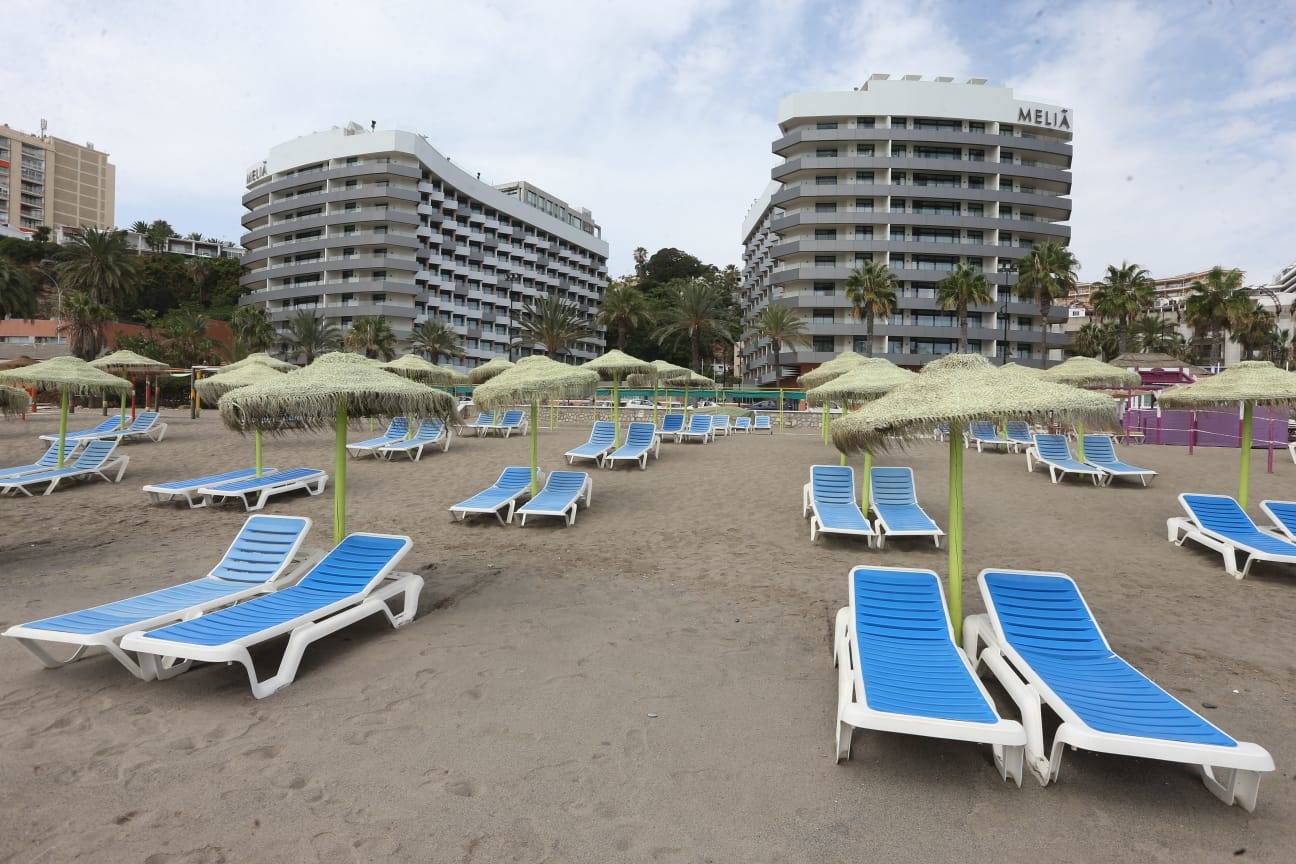 Hamacas vacías en pleno verano constatan el impacto de la pandemia en la Costa del Sol. 